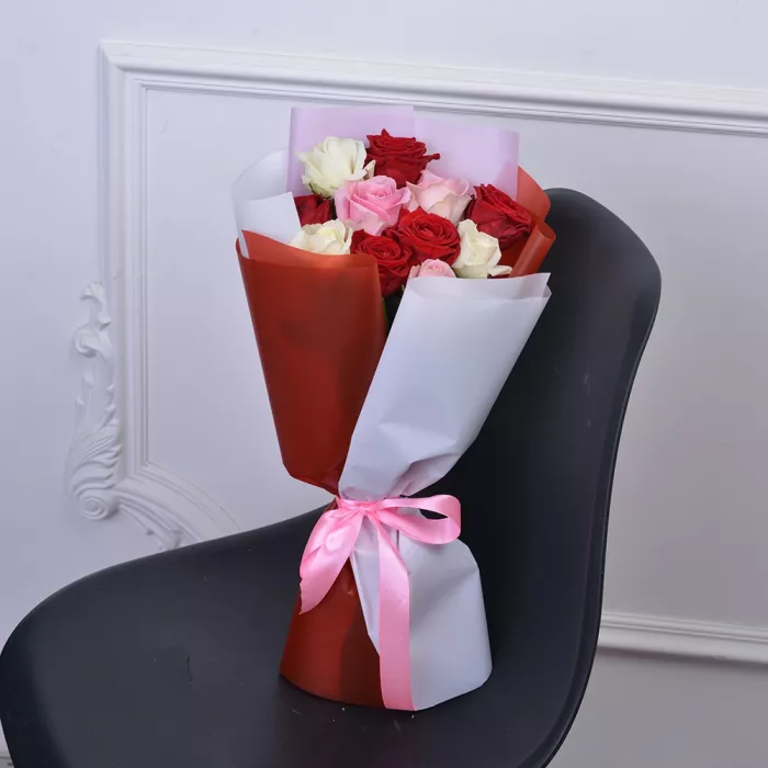 11 разноцветных роз 40 см