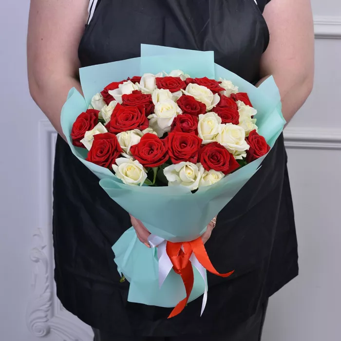 Букет из 35 красных и белых роз 40 см