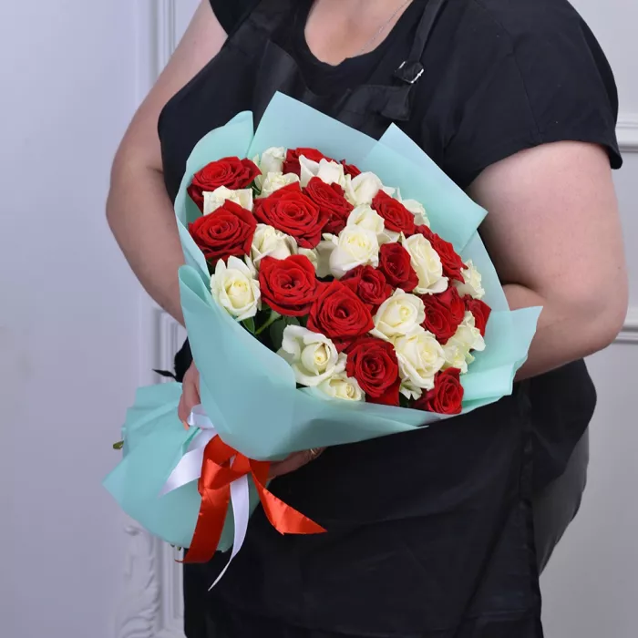 Букет из 35 красных и белых роз 40 см