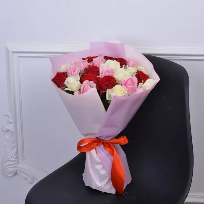 Букет из 25 разноцветных роз premium 40 см