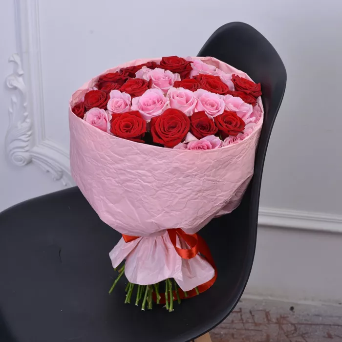 Букет из 35 разноцветных роз 40 см