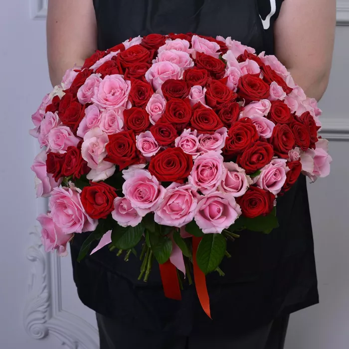 Букет из 101 красных и розовых роз Premium 40 см
