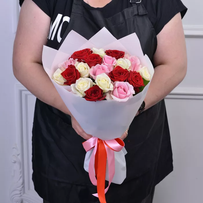Букет из 19 разноцветных роз premium 40 см