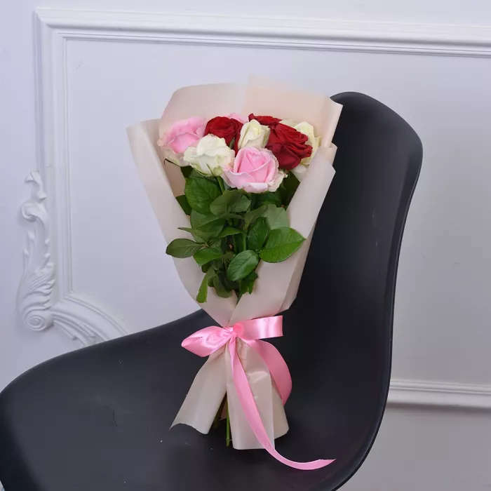 Букет из 5 разноцветных роз 40 см