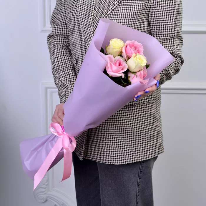 Букет из 5 разноцветных роз 60 см