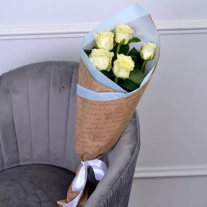 Букет из 5 белых роз 60 см