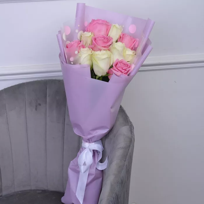 Букет из 11 разноцветных роз 40 см