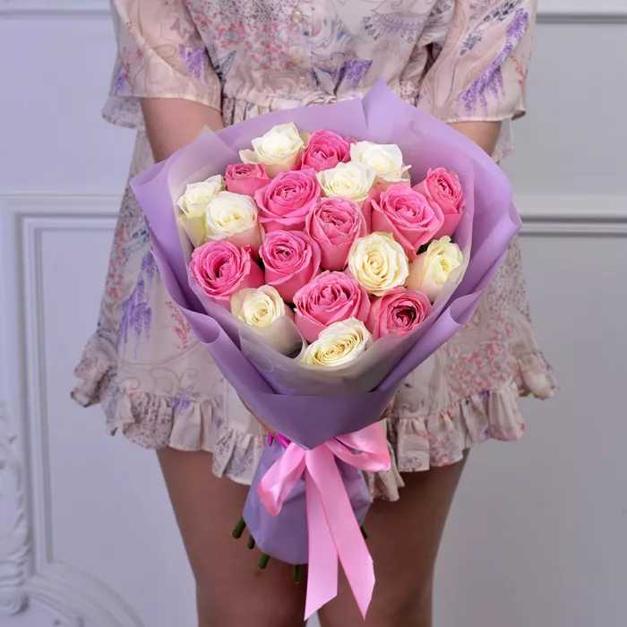 Букет из 19 разноцветных роз 40 см