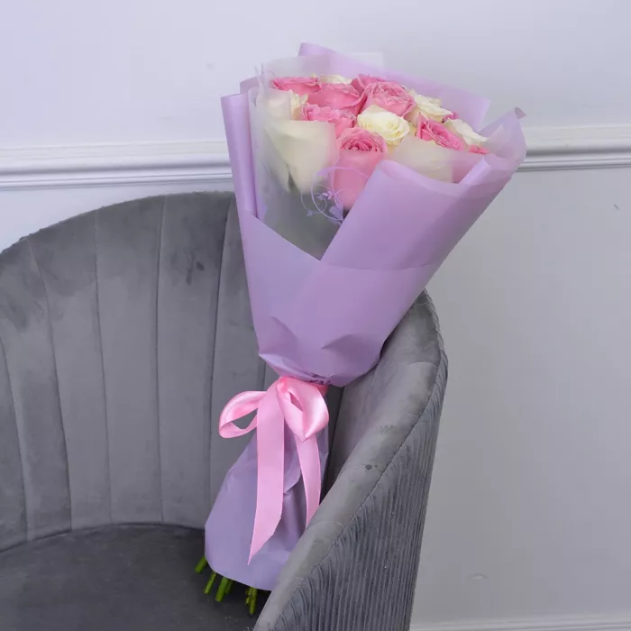 Букет из 19 разноцветных роз 40 см