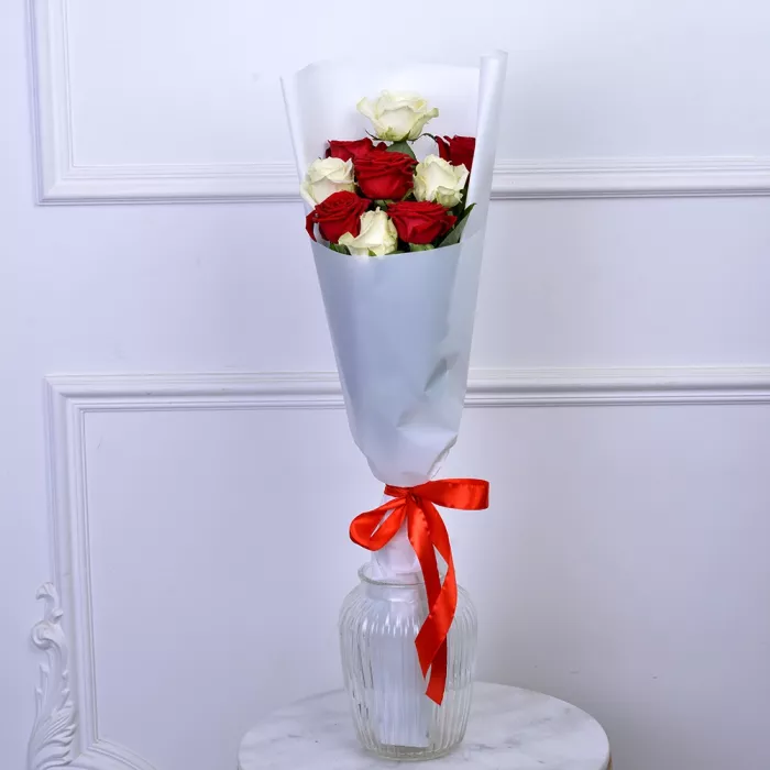 Букет из 9 красных и белых роз 60 см