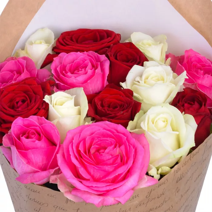 15 разноцветных роз 60 см в крафте