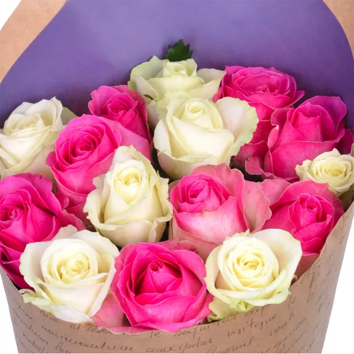 Букет из 15 белых и розовых роз 60 см
