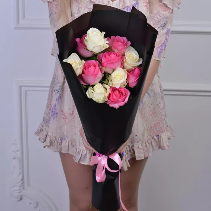 Букет из 11 белых и розовых роз 60 см