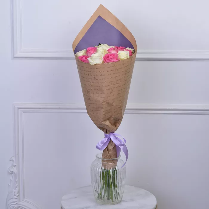 Букет из 15 белых и розовых роз 60 см