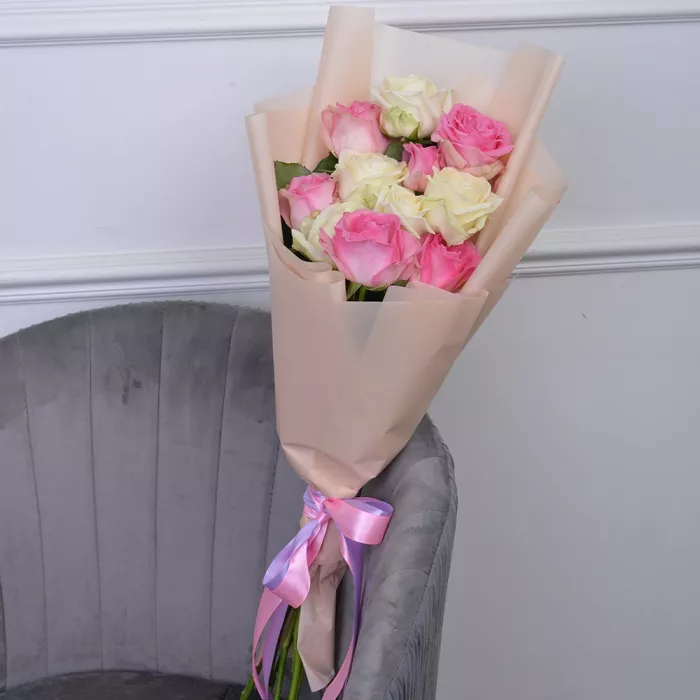 11 разноцветных роз 50 см в пленке