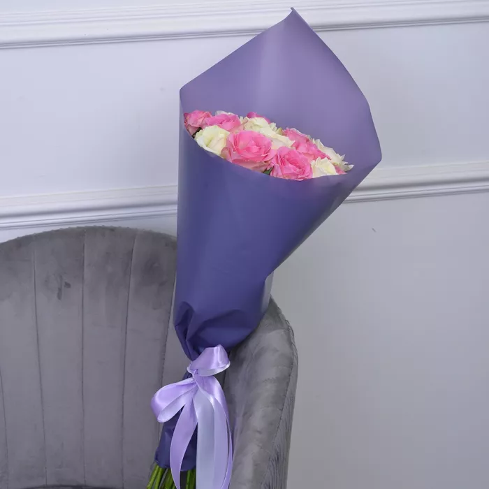 Букет из 15 разноцветных роз 50 см