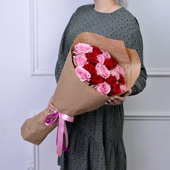 19 разноцветных роз 60 см в крафте