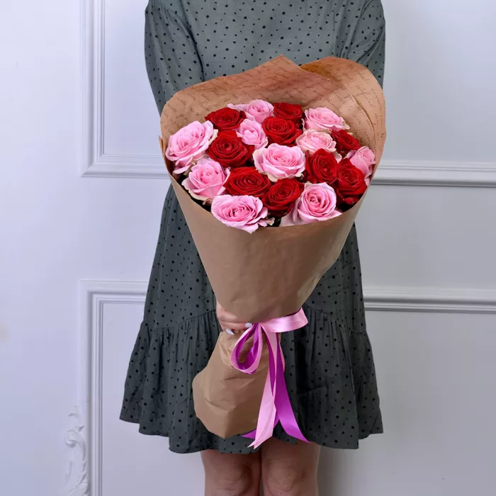 19 разноцветных роз 60 см в крафте