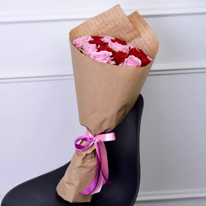 19 разноцветных роз 60 см в крафте