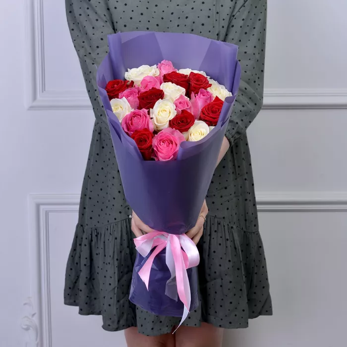 Букет из 21 разноцветной розы 50 см