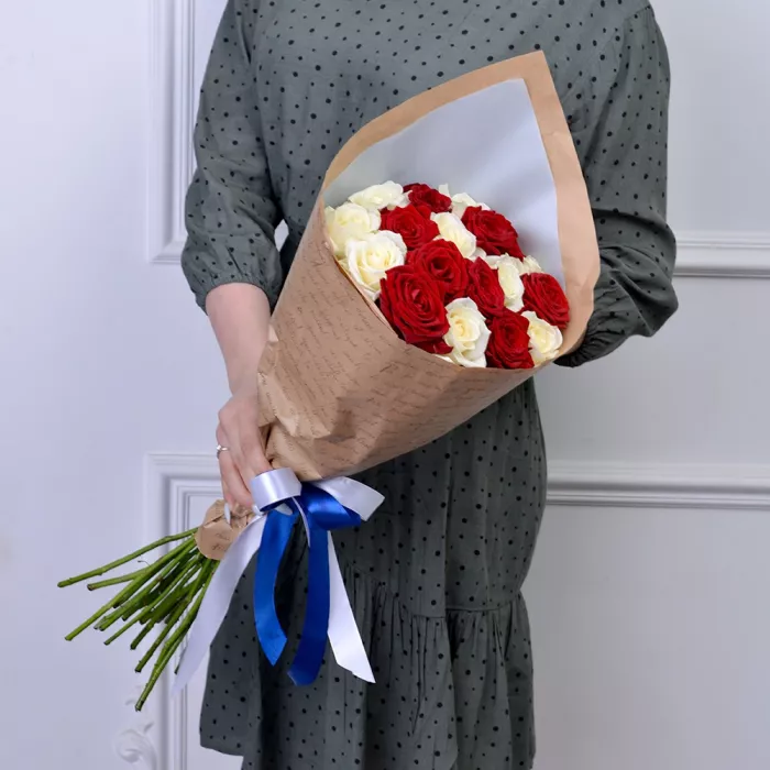 Букет из 19 красных и белых роз 50 см