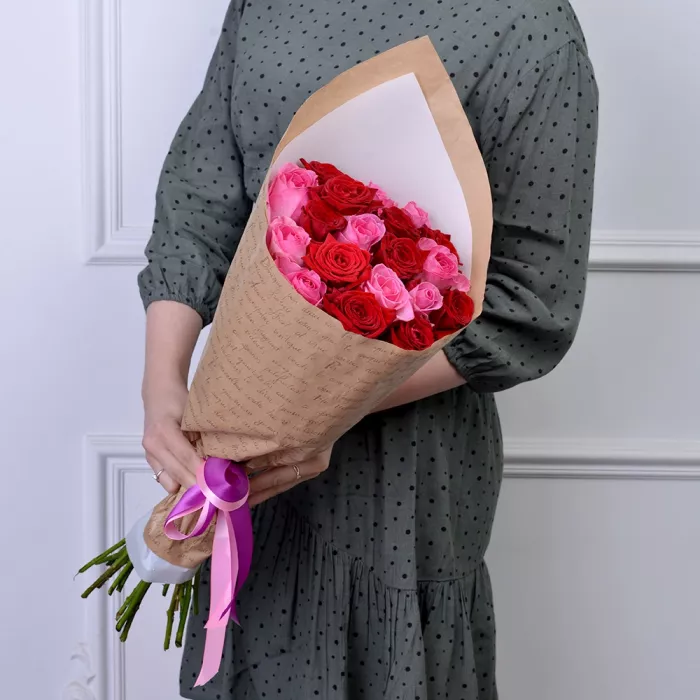Букет из 19 красных и розовых роз 50 см