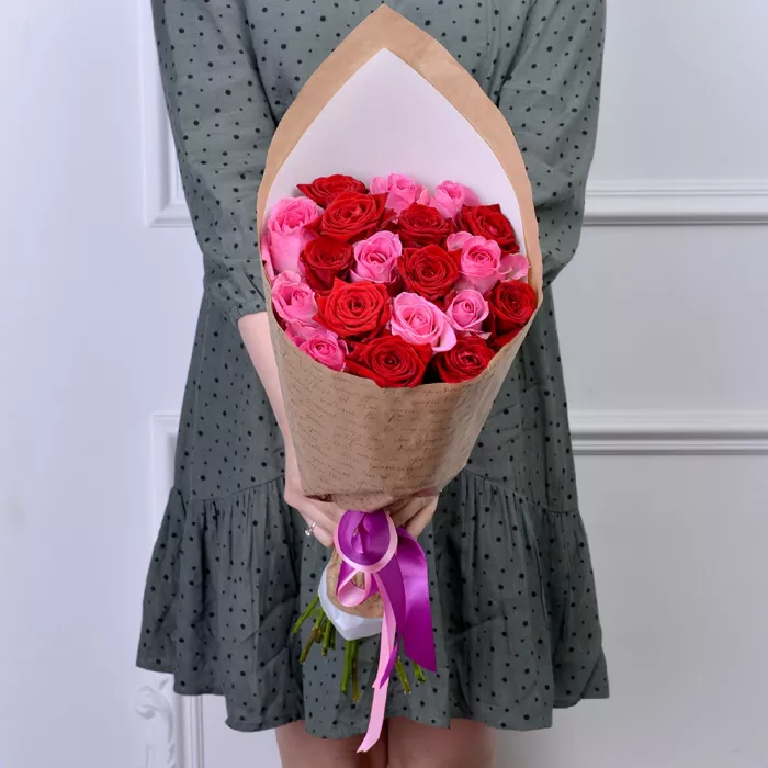 Букет из 19 красных и розовых роз 50 см