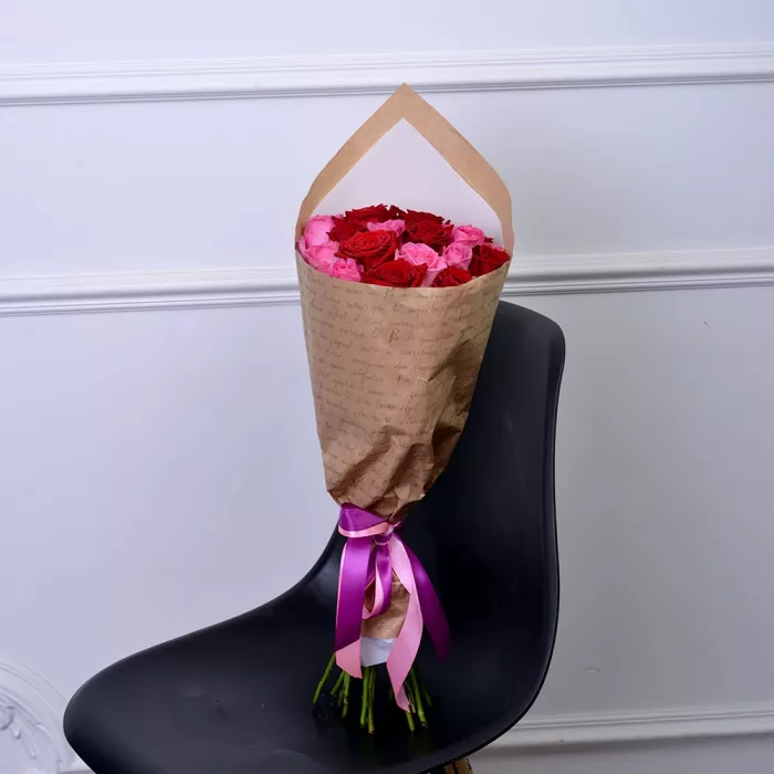 Букет из 19 красных и розовых роз 50 см