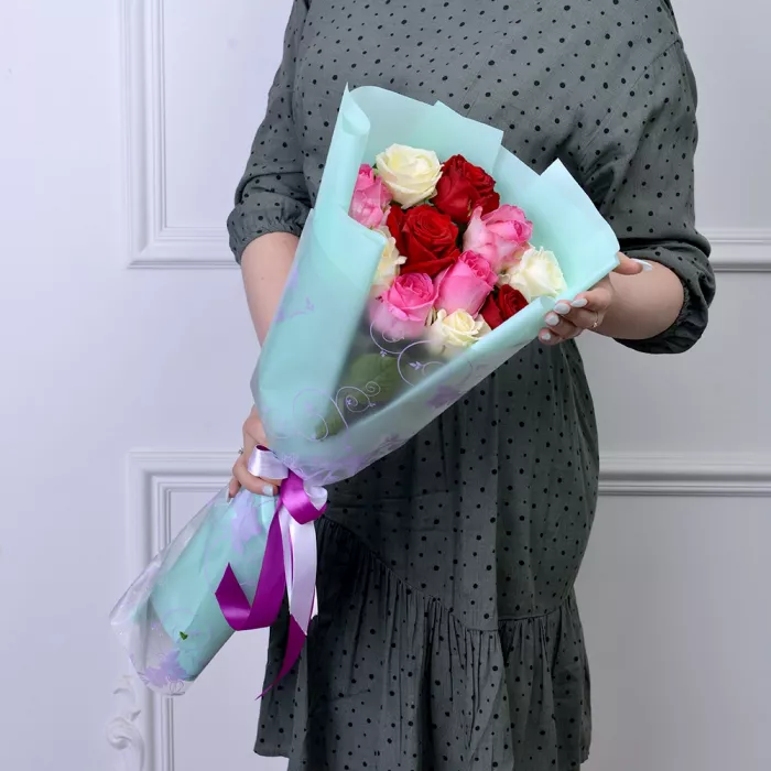 11 разноцветных роз Premium 50 см в пленке
