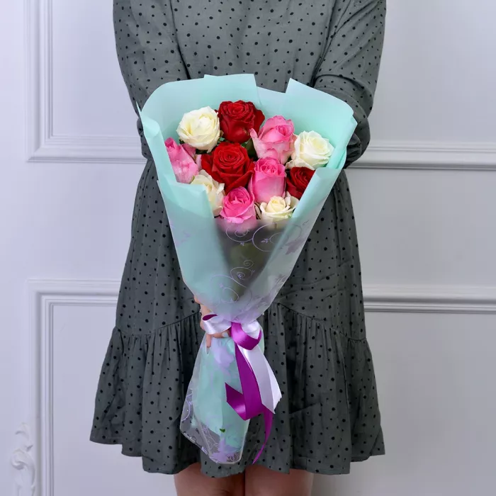 11 разноцветных роз Premium 50 см в пленке