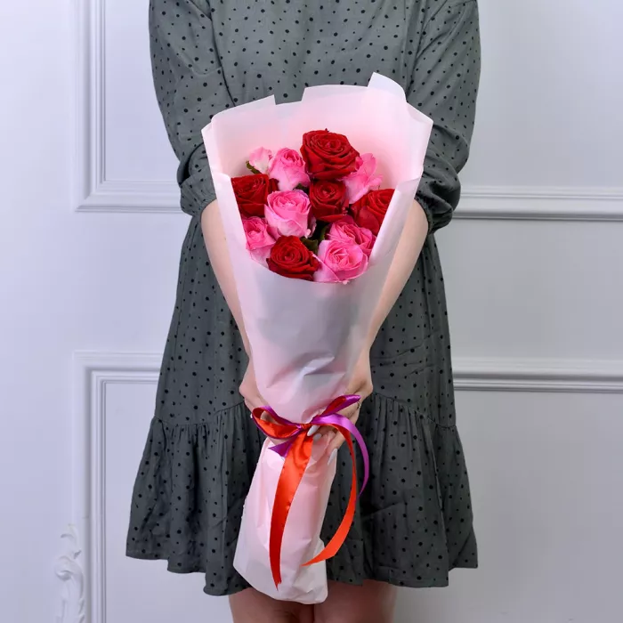 Букет из 11 разноцветных роз Premium 50 см в пленке