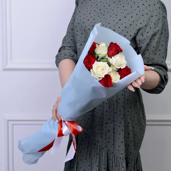 9 разноцветных роз Premium 50 см в пленке