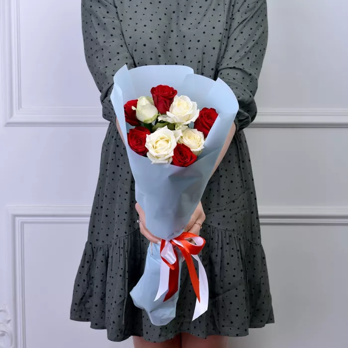 9 разноцветных роз Premium 50 см в пленке