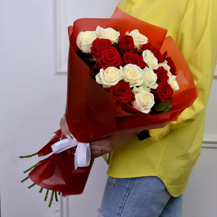 19 разноцветных роз 60 см