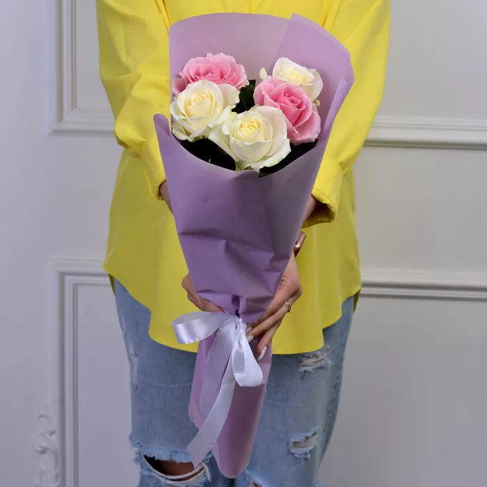 5 разноцветных роз 40 см