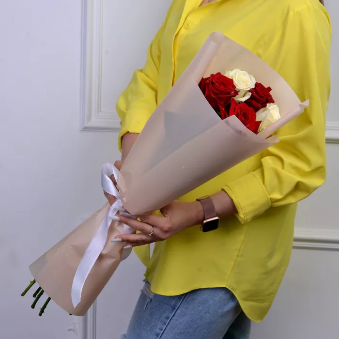 5 разноцветных роз 60 см