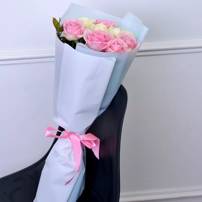 9 белых и розовых роз 60 см