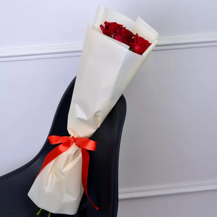 Букет из 3 красных роз 60 см