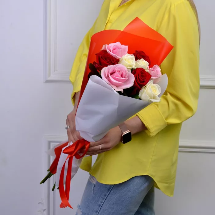 Букет из 9 разноцветных роз premium 40 см в пленке