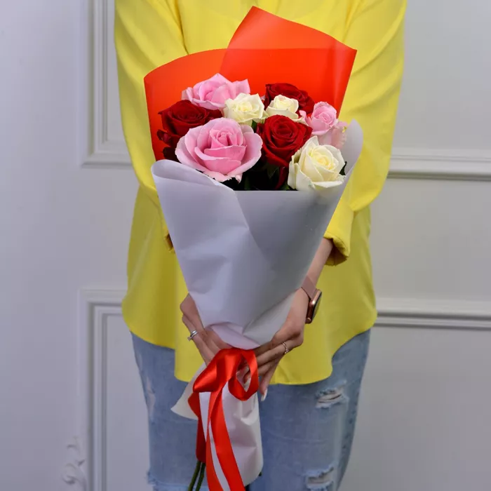 Букет из 9 разноцветных роз premium 40 см в пленке