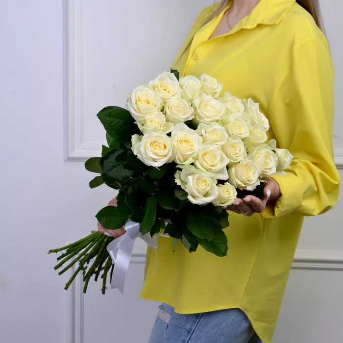 Букет из 21 белой розы 60 см