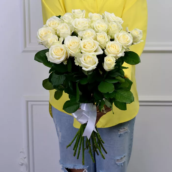 Букет из 21 белой розы 60 см