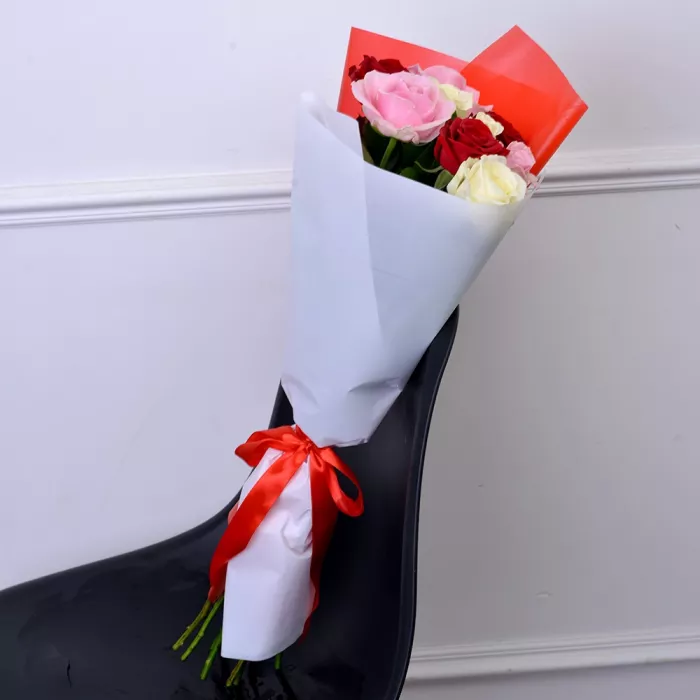 Букет из 9 разноцветных роз premium 40 см в пленке