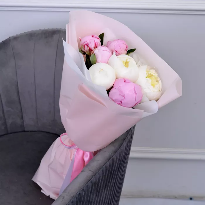 Букет из 7 разноцветных пионов