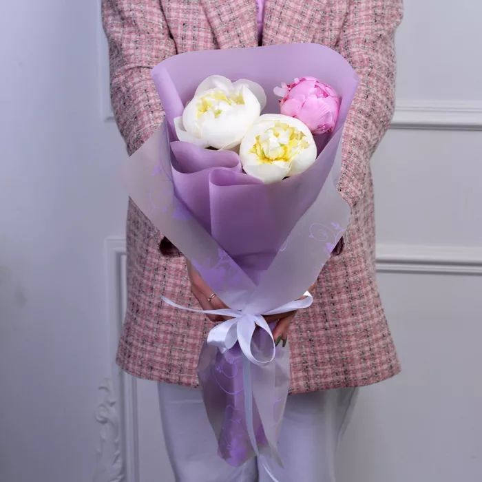 Букет из 3 разноцветных пионов