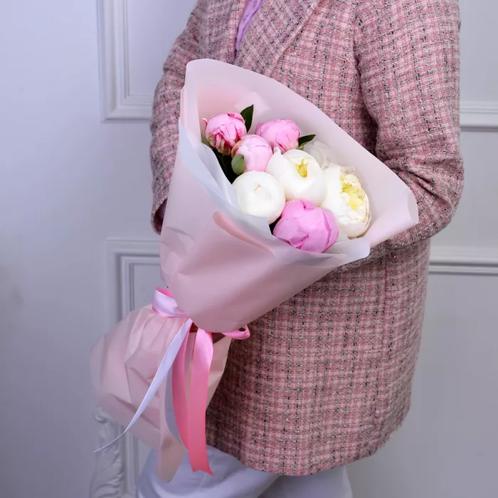 Букет из 7 разноцветных пионов