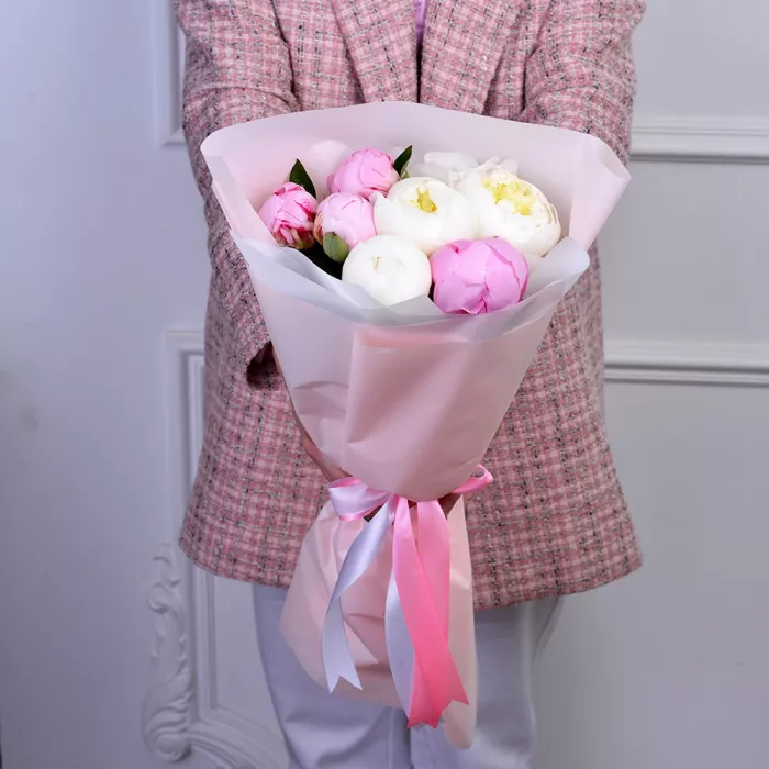 Букет из 7 разноцветных пионов