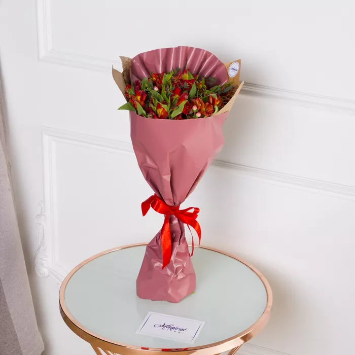 9 красных альстромерий и эвкалипта