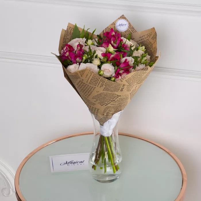 Букет из кустовых роз и альстромерий