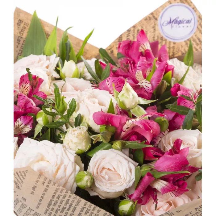 Букет из кустовых роз и альстромерий